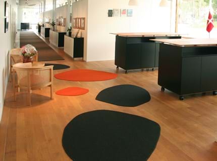 amorf filttæppe i lounge område